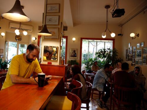 Sanzioni e polemiche per la tazzina a due euro. La battaglia dei costi del caffè divide l'Italia