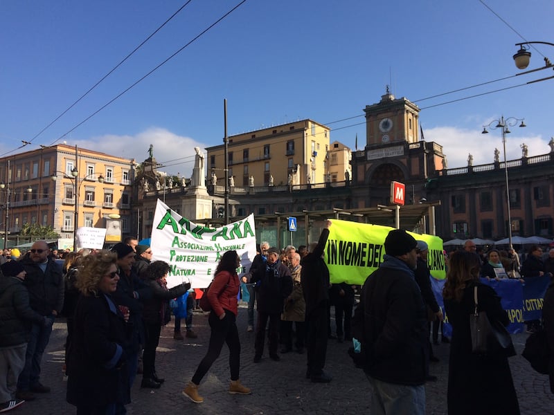 Napoli, una "marea azzurra" protesta per la vivibilità 8
