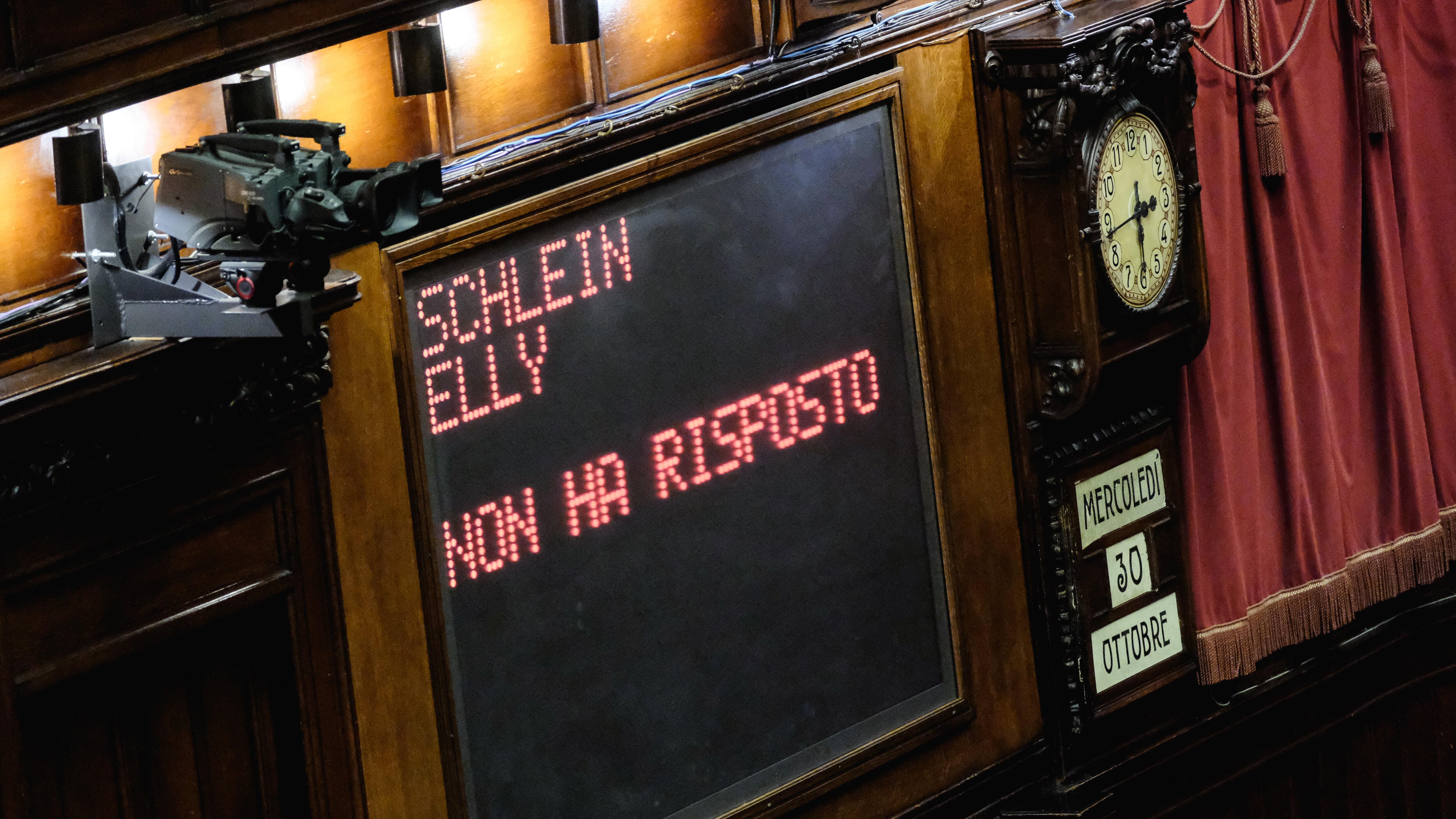 Dopo averli pugnalati alla schiena Schlein si ricorda degli operai di Stellantis
