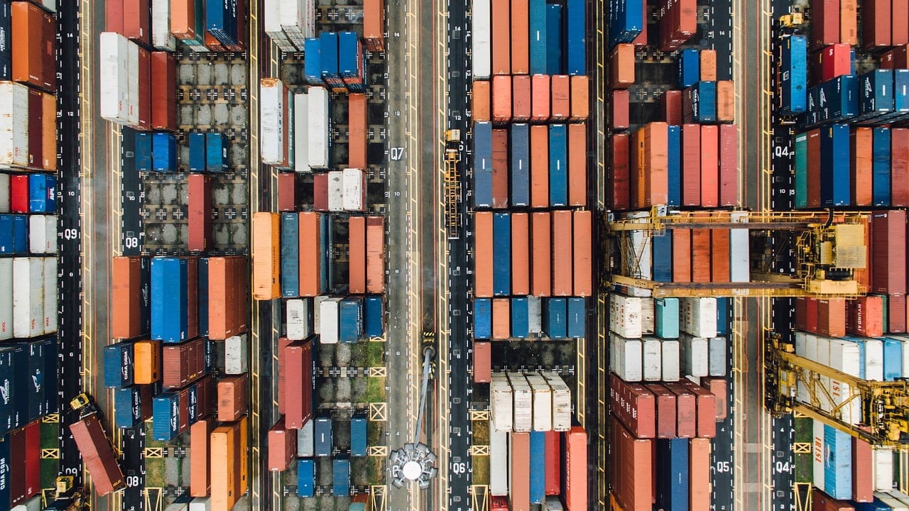 Bene l'export malgrado i dazi: l'Ue prova a liberarsi della Cina