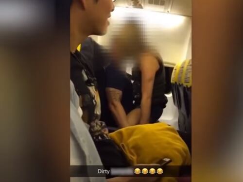 Sesso sul volo Ryanair. E il video finisce in rete