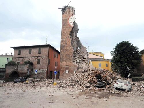 Il governo manda i migranti fra i terremotati dell'Emilia