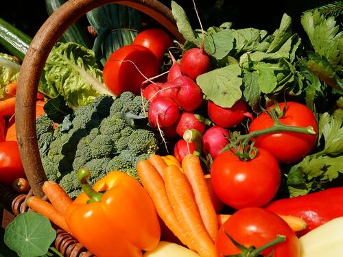 Mantenersi giovani a tavola: i consigli dell'esperto