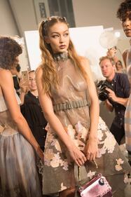 Gigi Hadid a seno nudo per Fendi 26