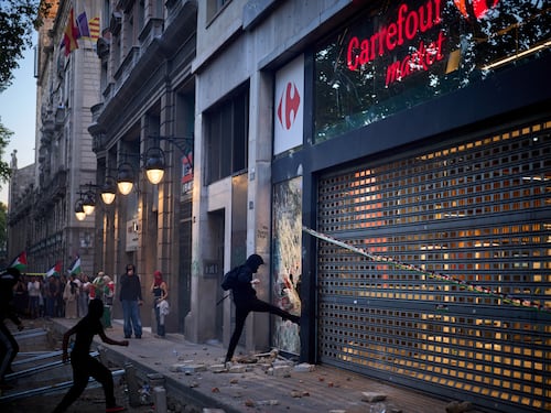 Le proteste “abbattono” Carrefour. La catena perde il 14% per colpa dei saccheggi