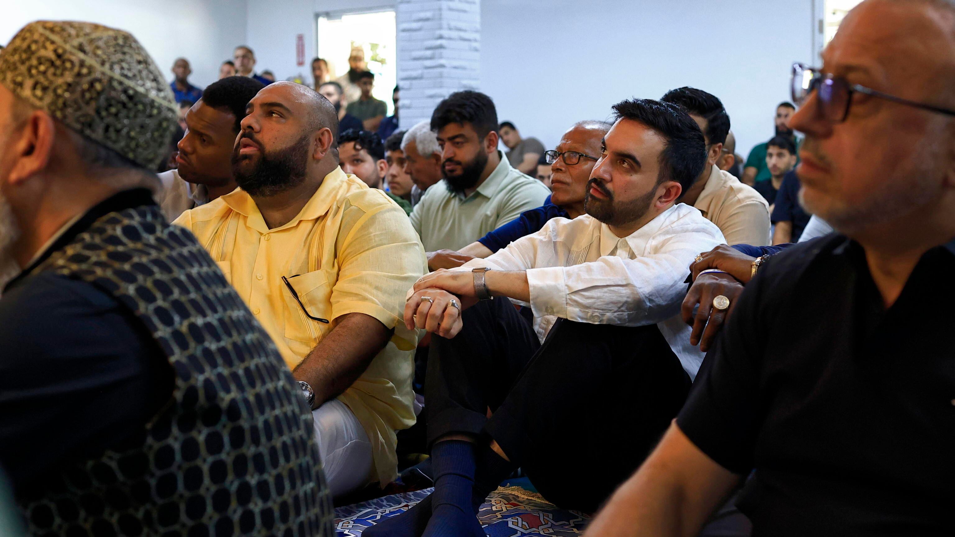 Zohran Mamdani prega e distribuisce pasti nella moschea di Porto Rico