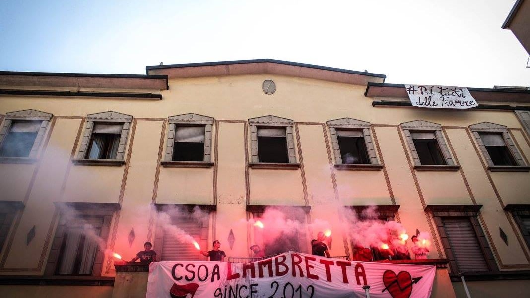 I rossi fanno affari in nero: apre il bar dei centri sociali