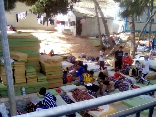 Lampedusa, 1.400 migranti in tre giorni: l'hotspot è al collasso