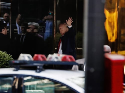 Trump arriva a New York. La Grande Mela blindata. "No telecamere in aula"