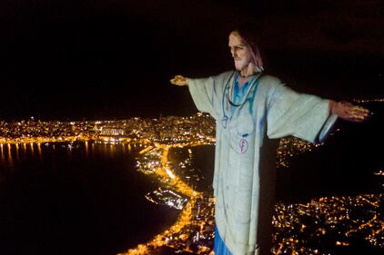 Il Cristo Redentore si illumina per onorare i medici e gli infermieri che combattono il coronavirus 2