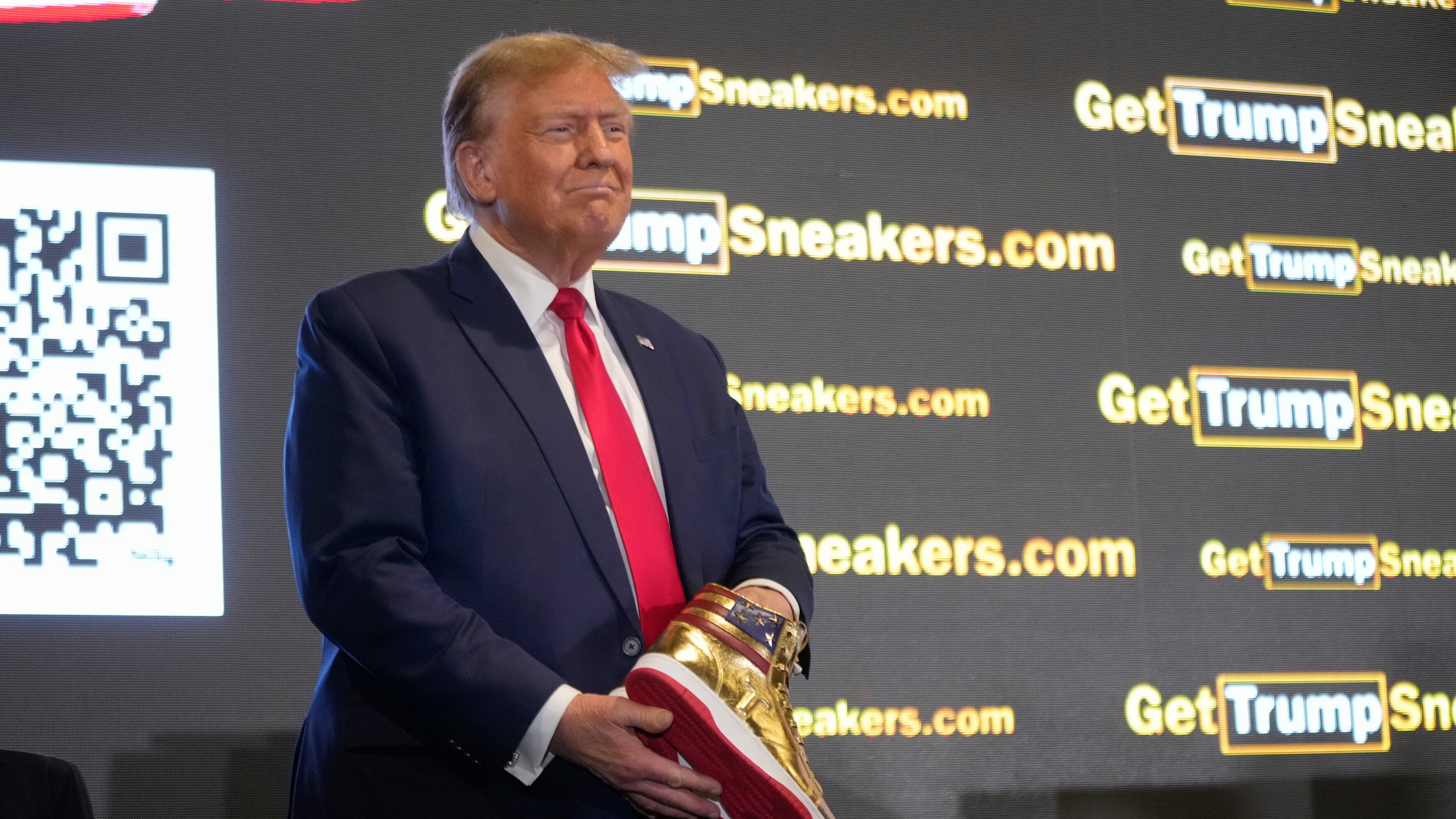 Dorate e con la bandiera degli Usa: Trump presenta le sue sneakers, che sono già introvabili