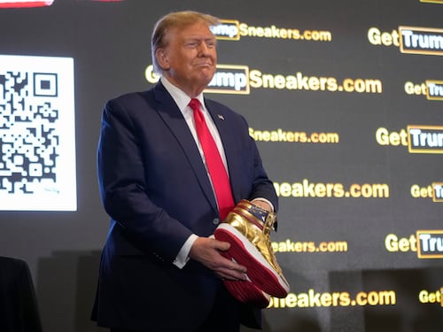 Dorate e con la bandiera degli Usa: Trump presenta le sue sneakers, che sono già introvabili