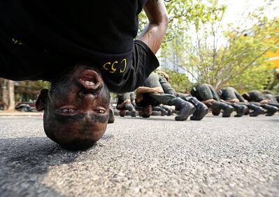 Polvere e prove di forza: gli allenamenti dei commandos thailandesi 7