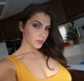 Valentina Nappi, scollatura sexy in rosso 7