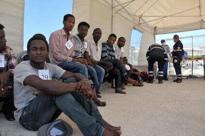 102 migranti sbarcano a Siracusa 1