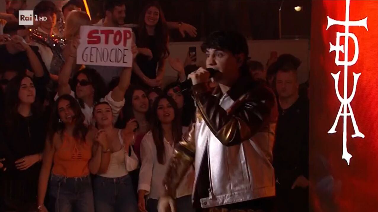 Bandiere della Palestina e "stop al genocidio": slogan pro Gaza a Sanremo