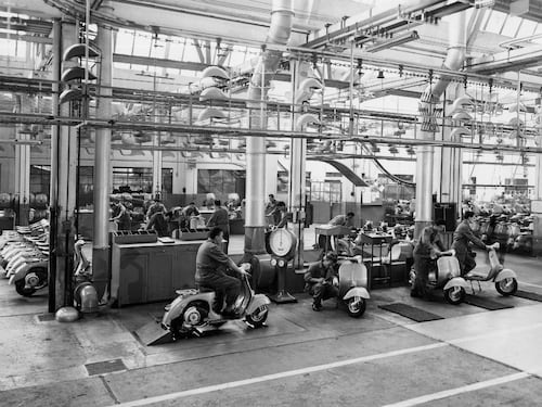 La Vespa compie 78 anni: il primo modello iconico costava 55.000 Lire (circa 25 euro)