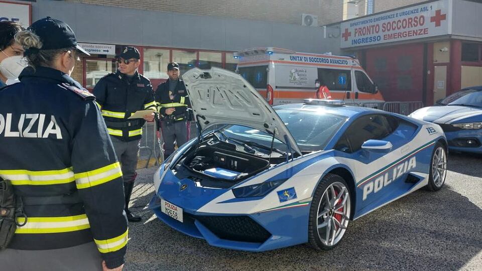 Dall'Aquila a Torino per trasportare un rene: la Lamborghini della Polizia salva un'altra vita