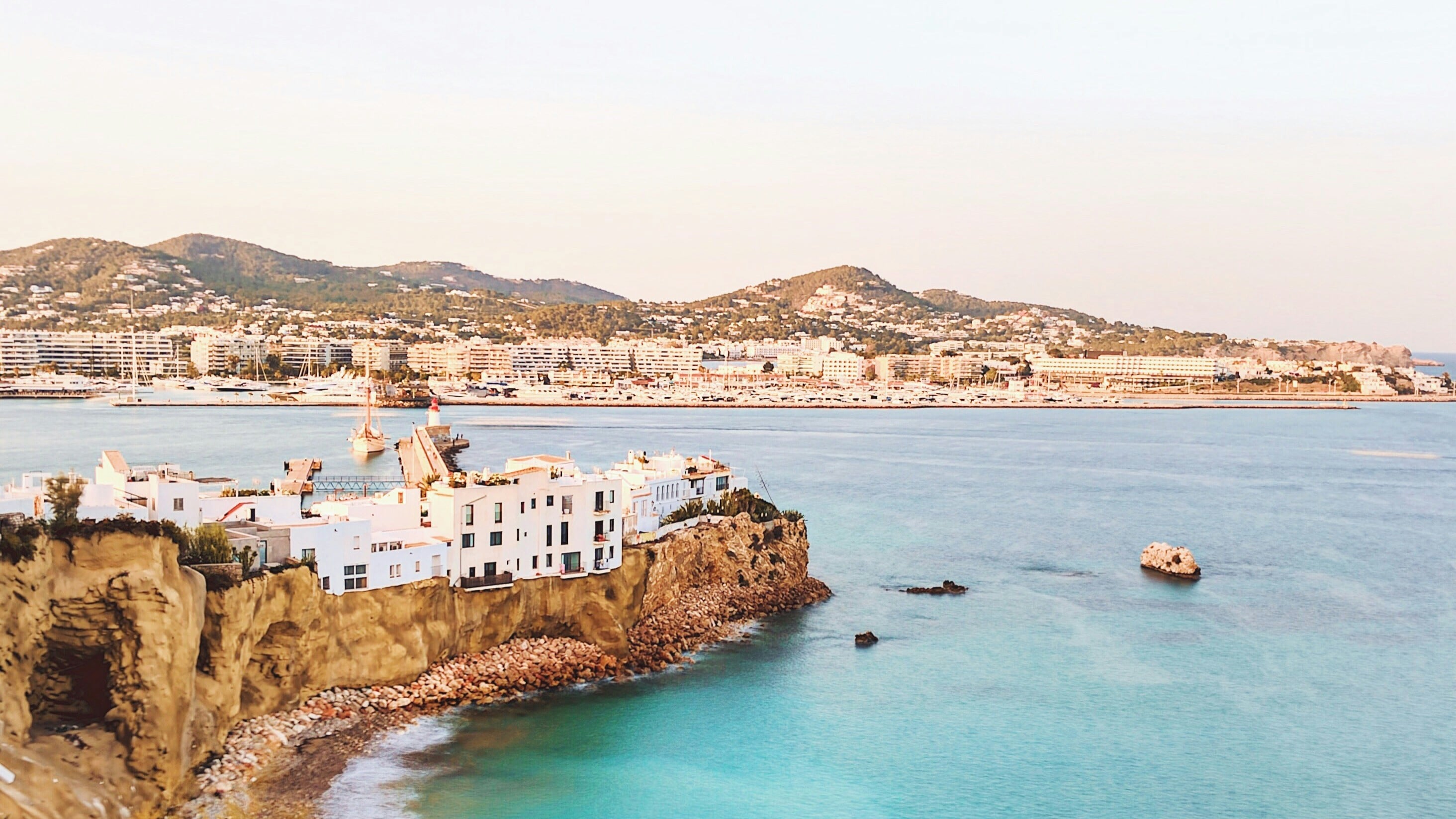Omicidio choc a Ibiza. "Italiano di 30 anni accoltellato al petto"