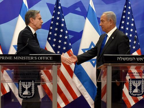 Scatta un nuovo raid in Siria Blinken vola da Netanyahu. "Mai armi nucleari all'Iran"