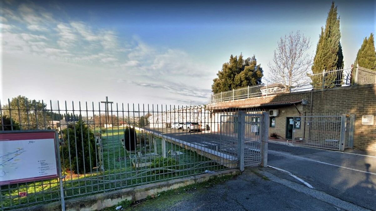 Denti d'oro rubati ai defunti: tra i 5 a processo un dipendente Ama