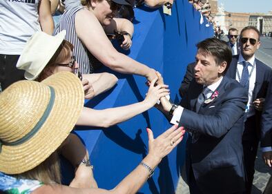 2 Giugno, bagno di folla per il premier Conte 3