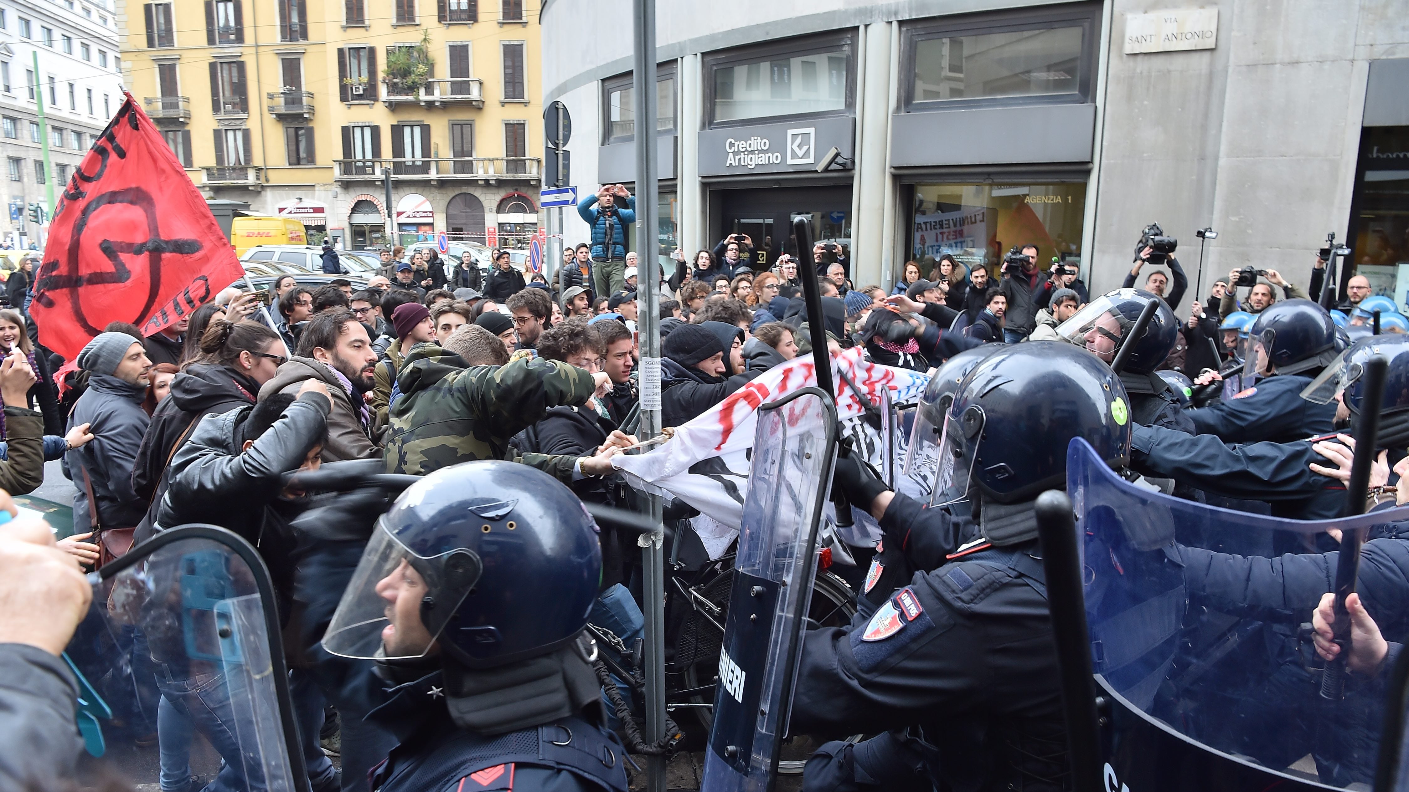 Trasferimento all'Expo Scontri alla Statale tra studenti e poliziotti