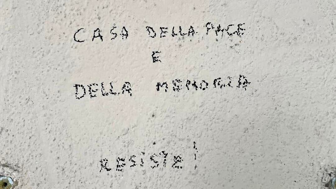 Lucca, mura storiche imbrattate. E la sinistra strizza l'occhio ai vandali