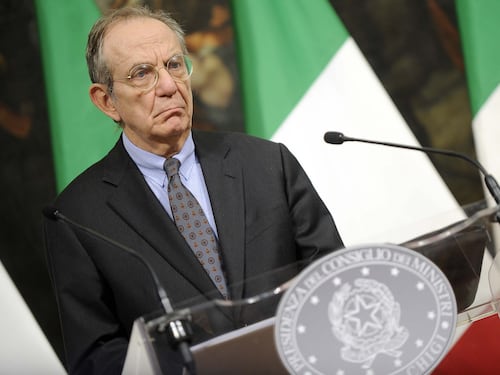 Le mani della Troika sull'Italia: giallo sul prestito chiesto da Padoan