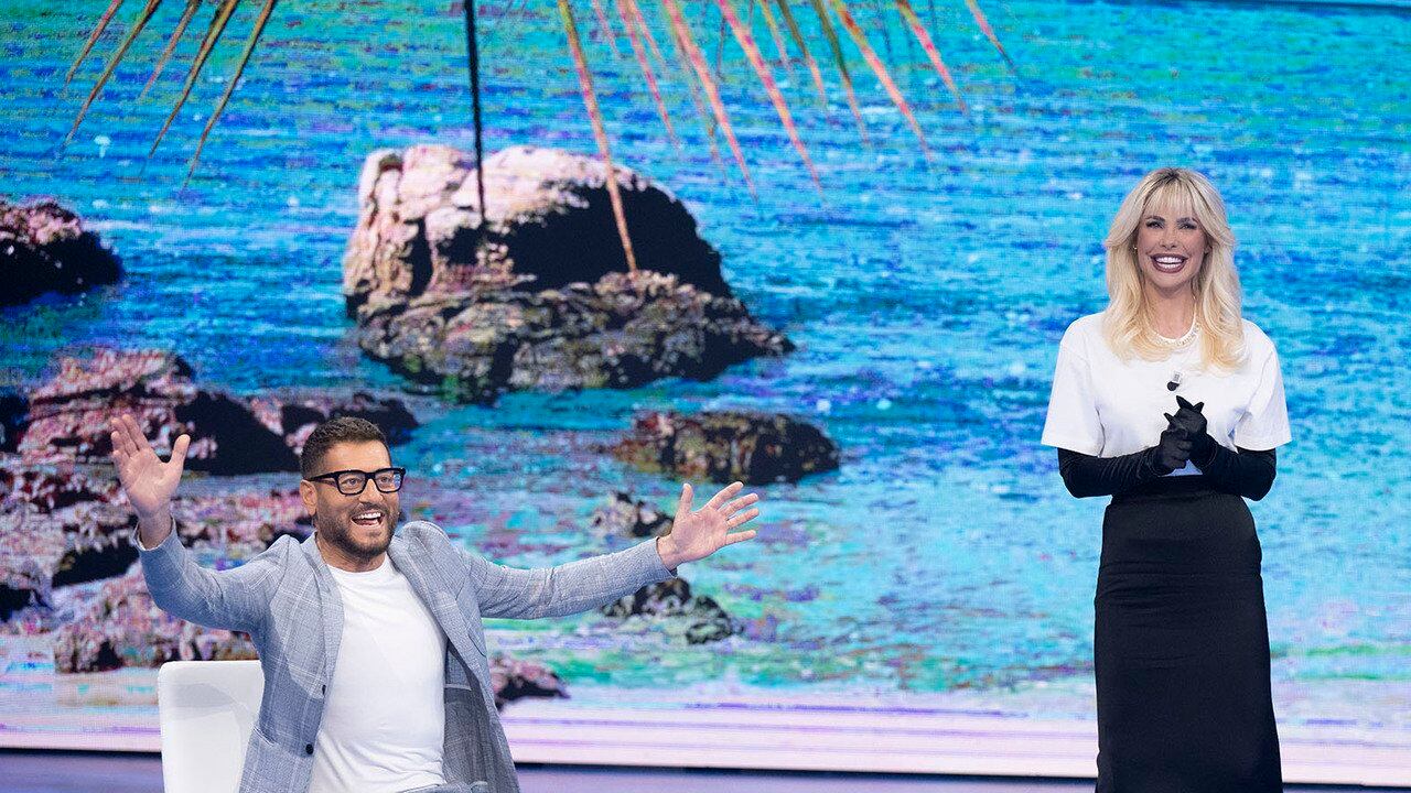 "Lascerà il programma". Il retroscena su Enrico Papi e l'addio all'Isola