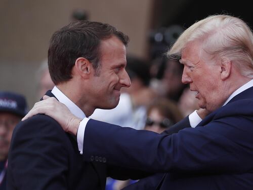 Trump contro Macron: "Sta leccando il cu... alla Cina"