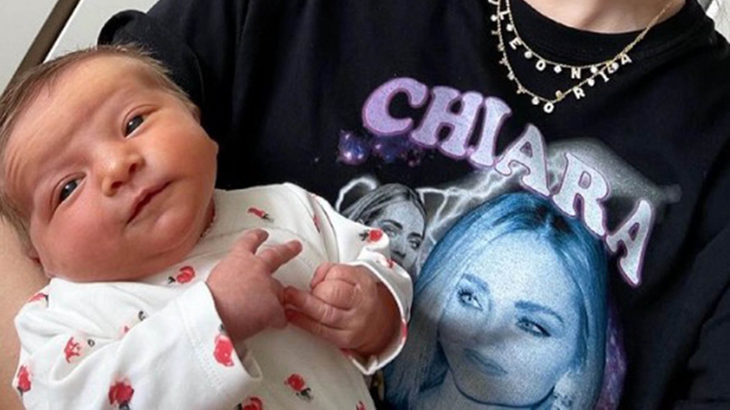 Lite social Ferragni-Regione. Vaccinata la nonna di Fedez