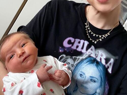 Lite social Ferragni-Regione. Vaccinata la nonna di Fedez