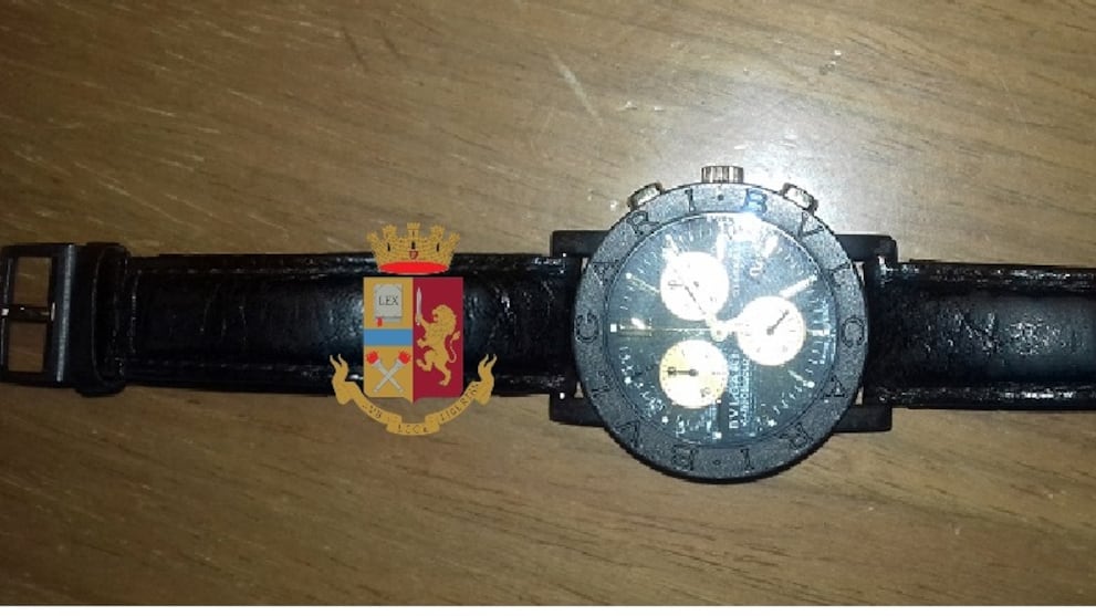 Napoli, scippa l'orologio a una donna: arrestato