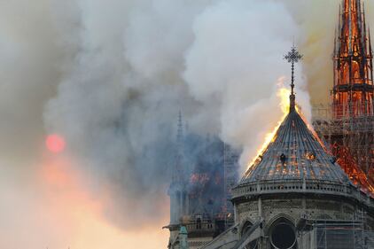 Parigi, la cattedrale di Notre Dame in fiamme 1