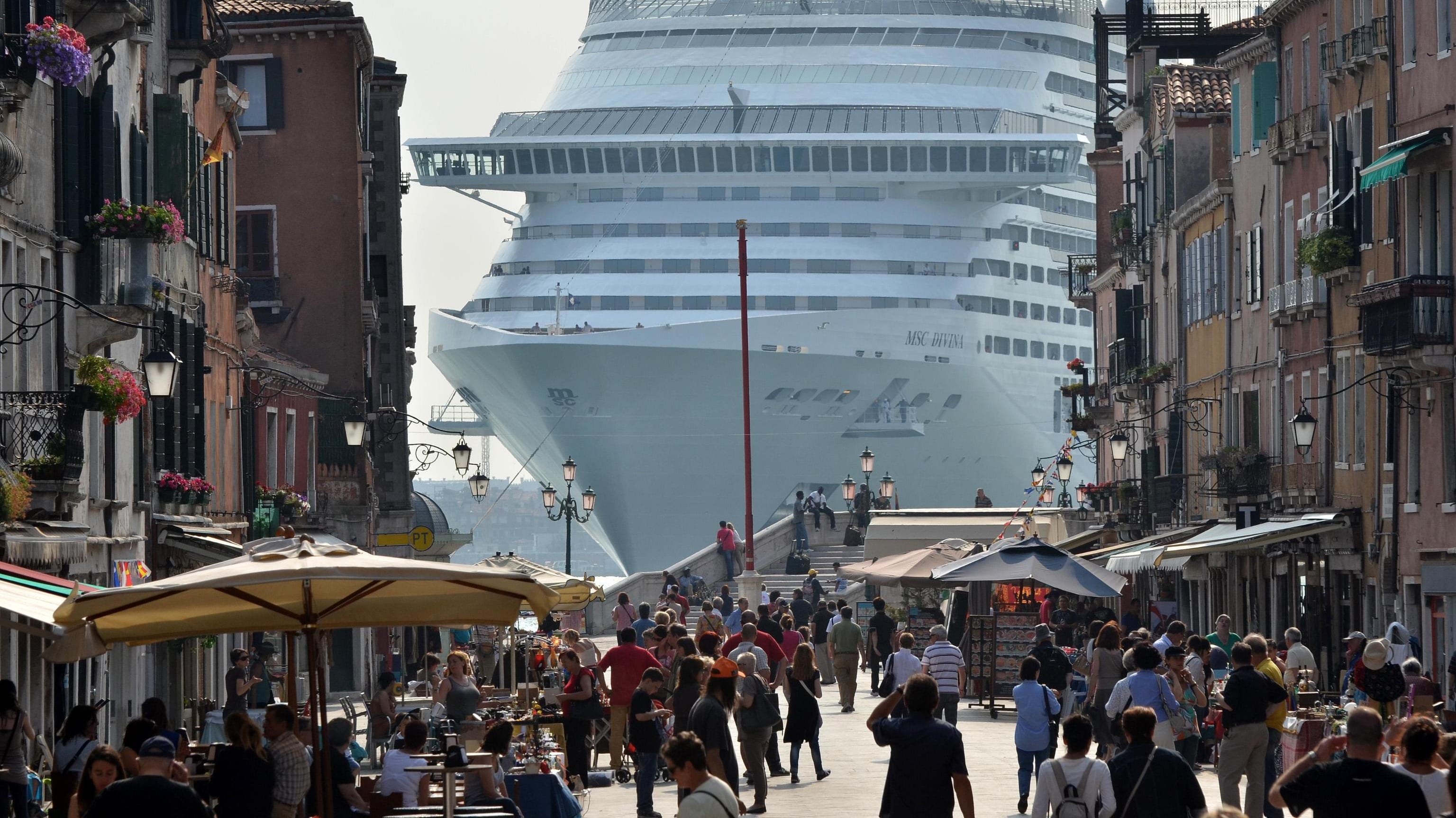Venezia, la laguna riapre alle navi da crociera. Ed è subito incidente