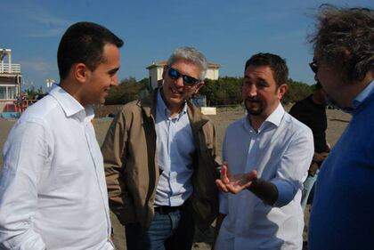 Il vertice in spiaggia dei grillini 7