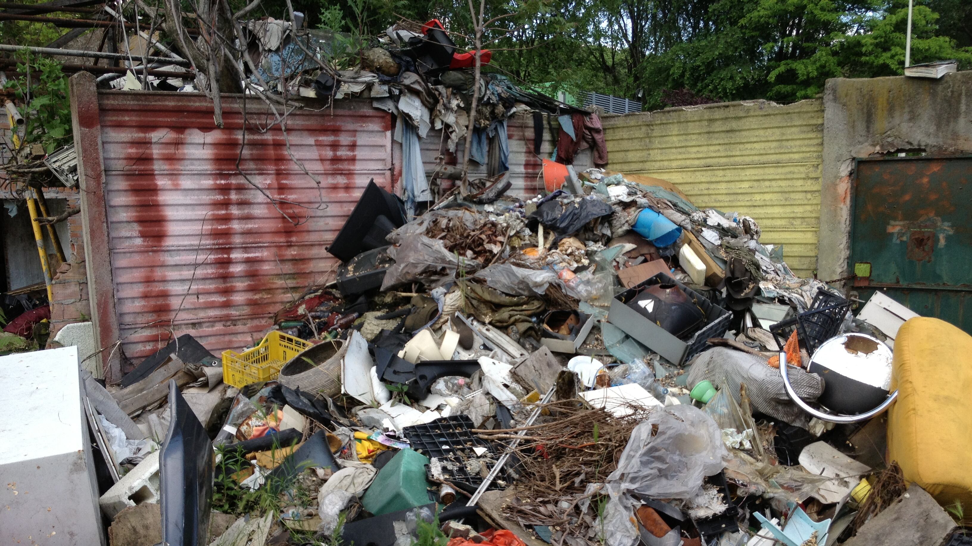 Smaltimento abusivo di rifiuti, piazzale Delle Milizie come una discarica