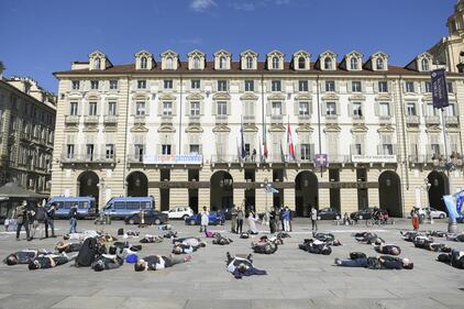 Torino, la protesta degli infermieri con striscione davanti alla Regione Piemonte. 4