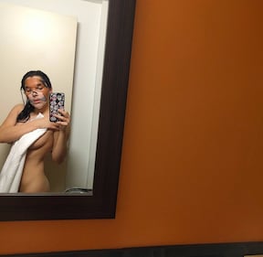 Valentina Nappi nuda allo specchio 24
