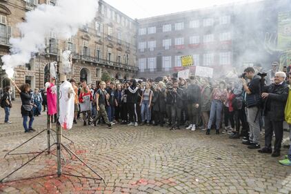 Studenti contro il governo: crocifissi e bruciati i fantocci di Di Maio e Salvini 9