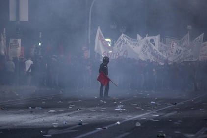 Grecia, scontri davanti al parlamento 15