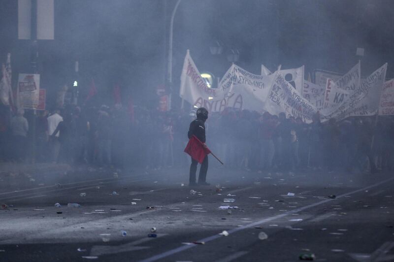 Grecia, scontri davanti al parlamento 15