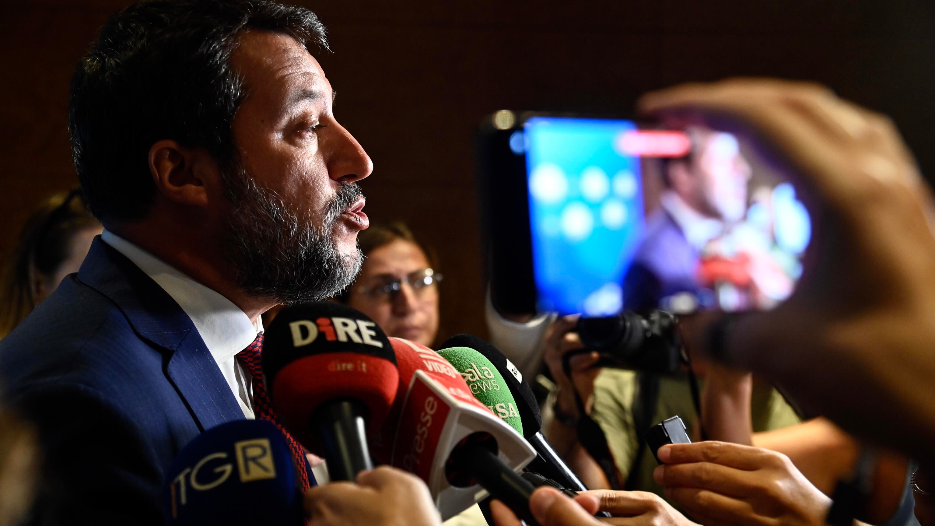 "Una regia dietro gli sbarchi. L'Ue ci lascia soli": l'affondo di Salvini sul silenzio di Bruxelles