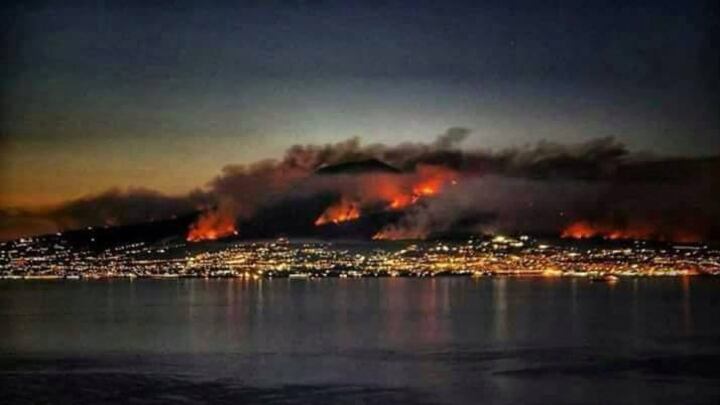 Incendi in Campania, l'Apocalisse sul Vesuvio