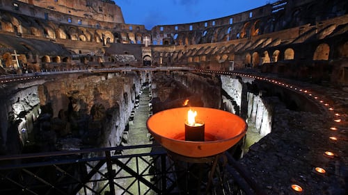 Fiaccole accese nel Colosseo in occasione della Via Crucis