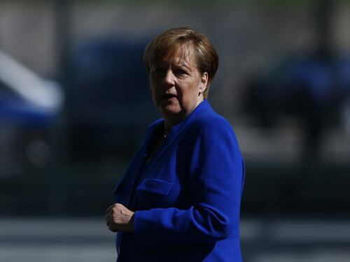 "Ha aperto le porte agli immigrati". La Merkel denunciata per alto tradimento
