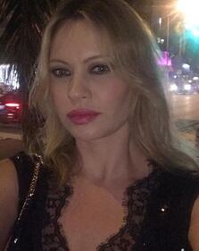 Anna Falchi sexy a letto 7