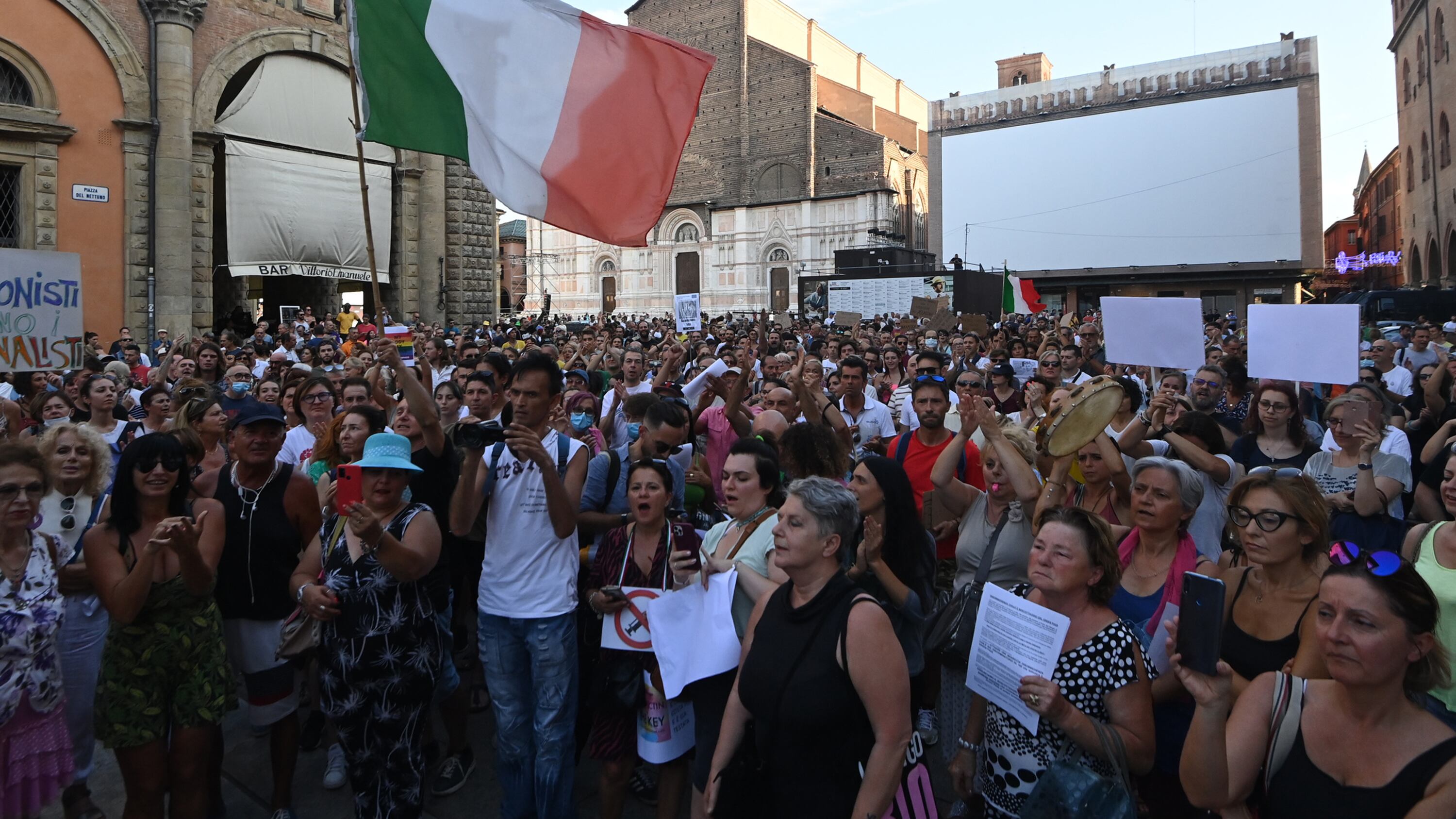 No pass in piazza in tutta Italia tra slogan e poche mascherine