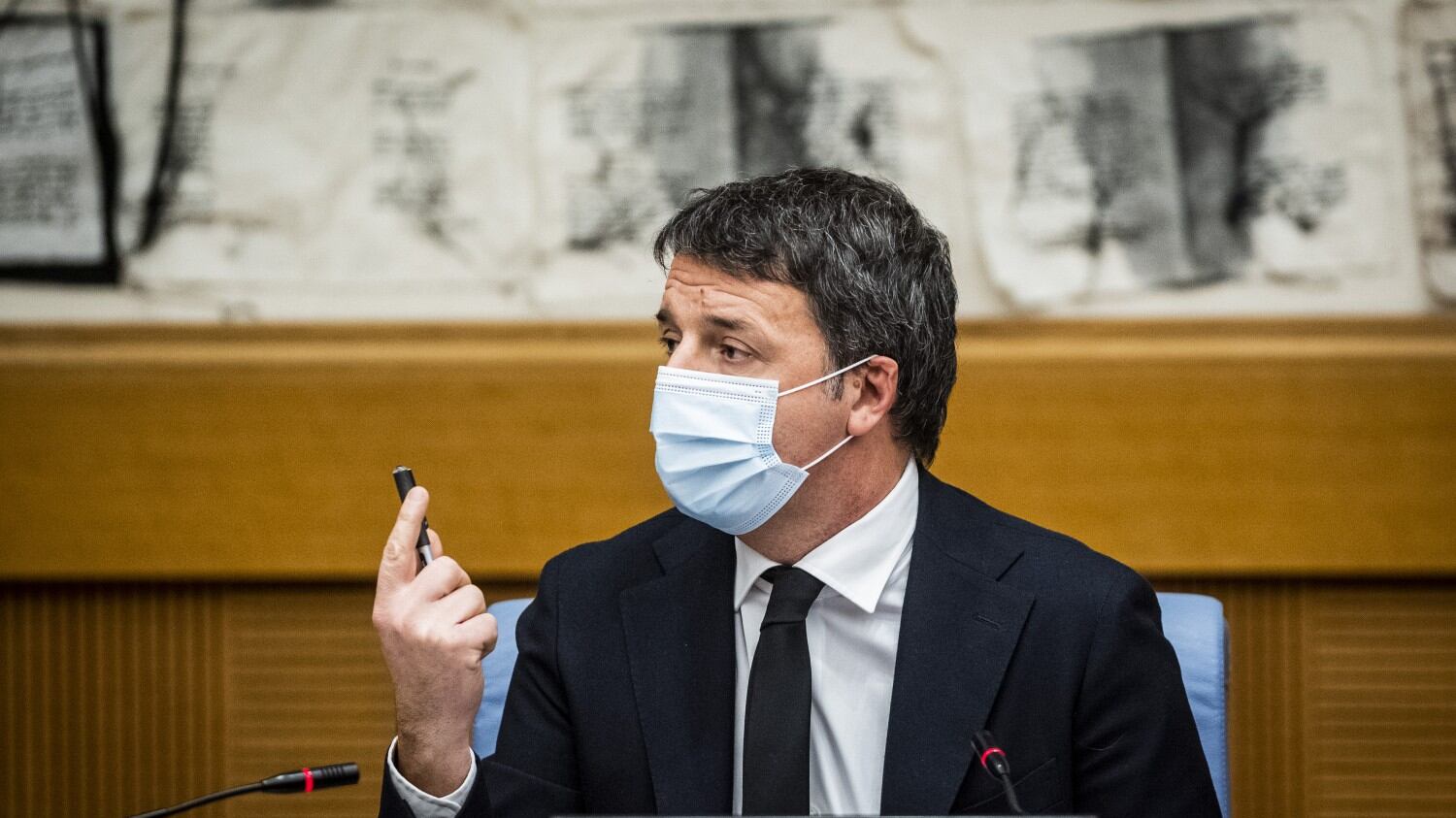 Renzi ai suoi: "Siamo decisivi". Ma Iv precipita nei sondaggi